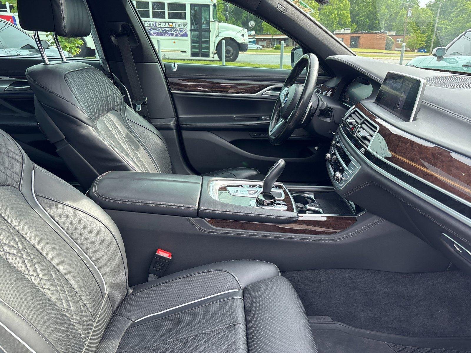Used 2022 Alpine White BMW 750i xDrive image 39