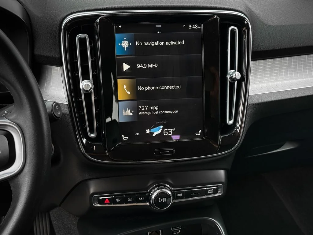 Used 2022 Black Volvo Momentum image 17