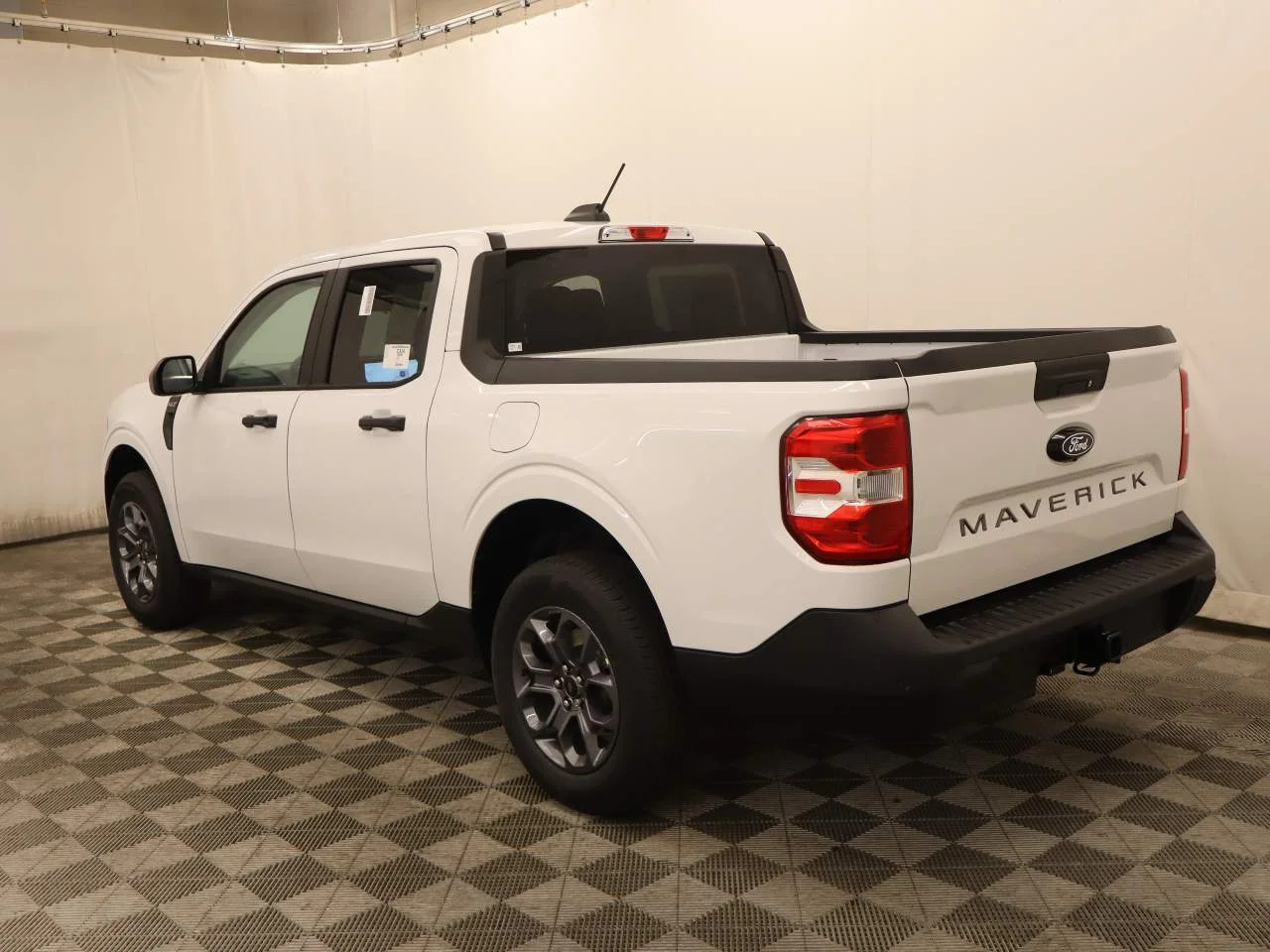New 2026 Oxford White Ford XLT image 3