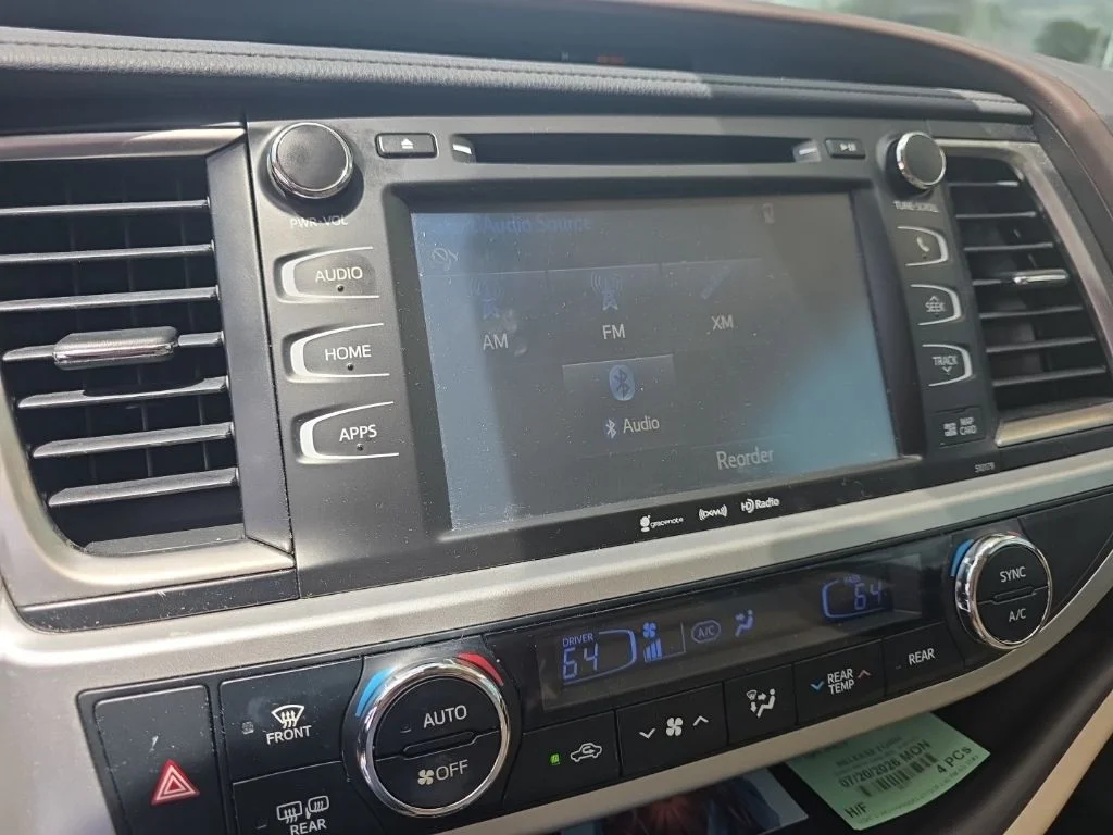 Used 2018 White Toyota XLE image 11