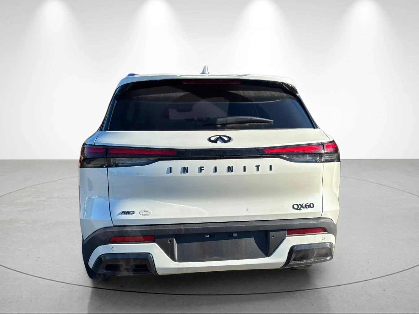 Certified Used 2025 Majestic White INFINITI LUXE image 4