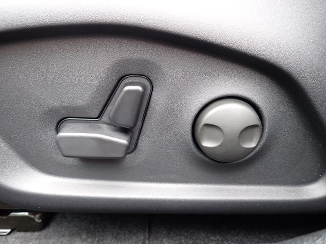 New 2026 Bright White Clearcoat Jeep Latitude image 18