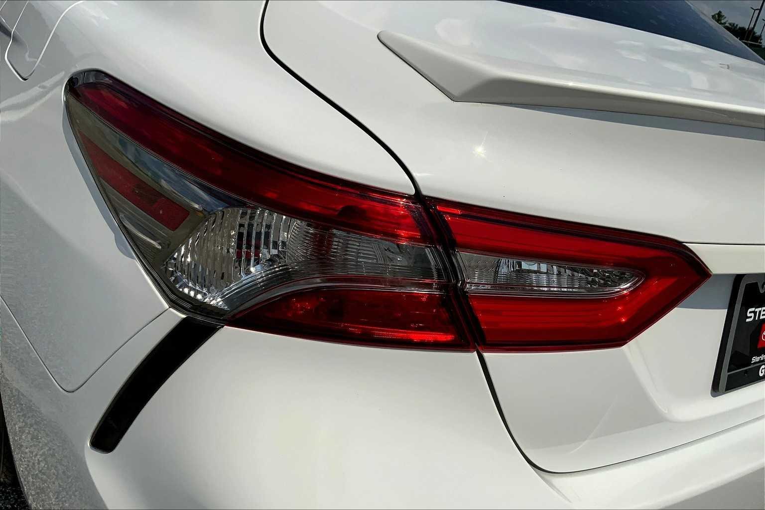 Used 2018 Super White Toyota SE image 27
