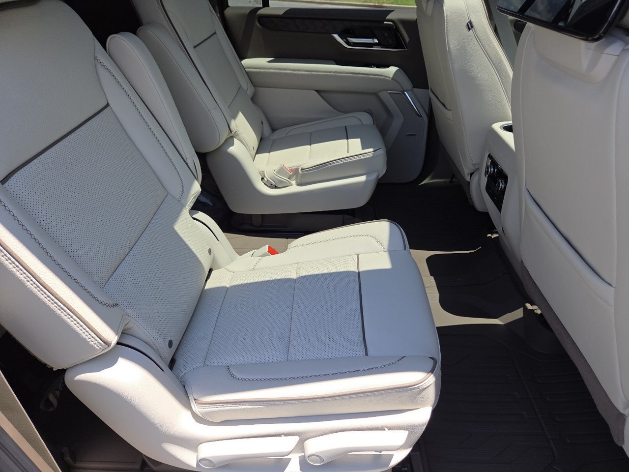 2026 GMC Yukon XL Denali - Photo 28