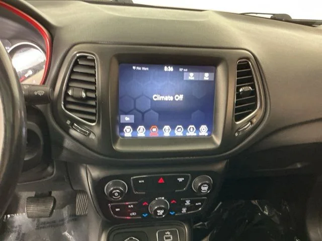 Used 2018 White Clearcoat Jeep Trailhawk image 18