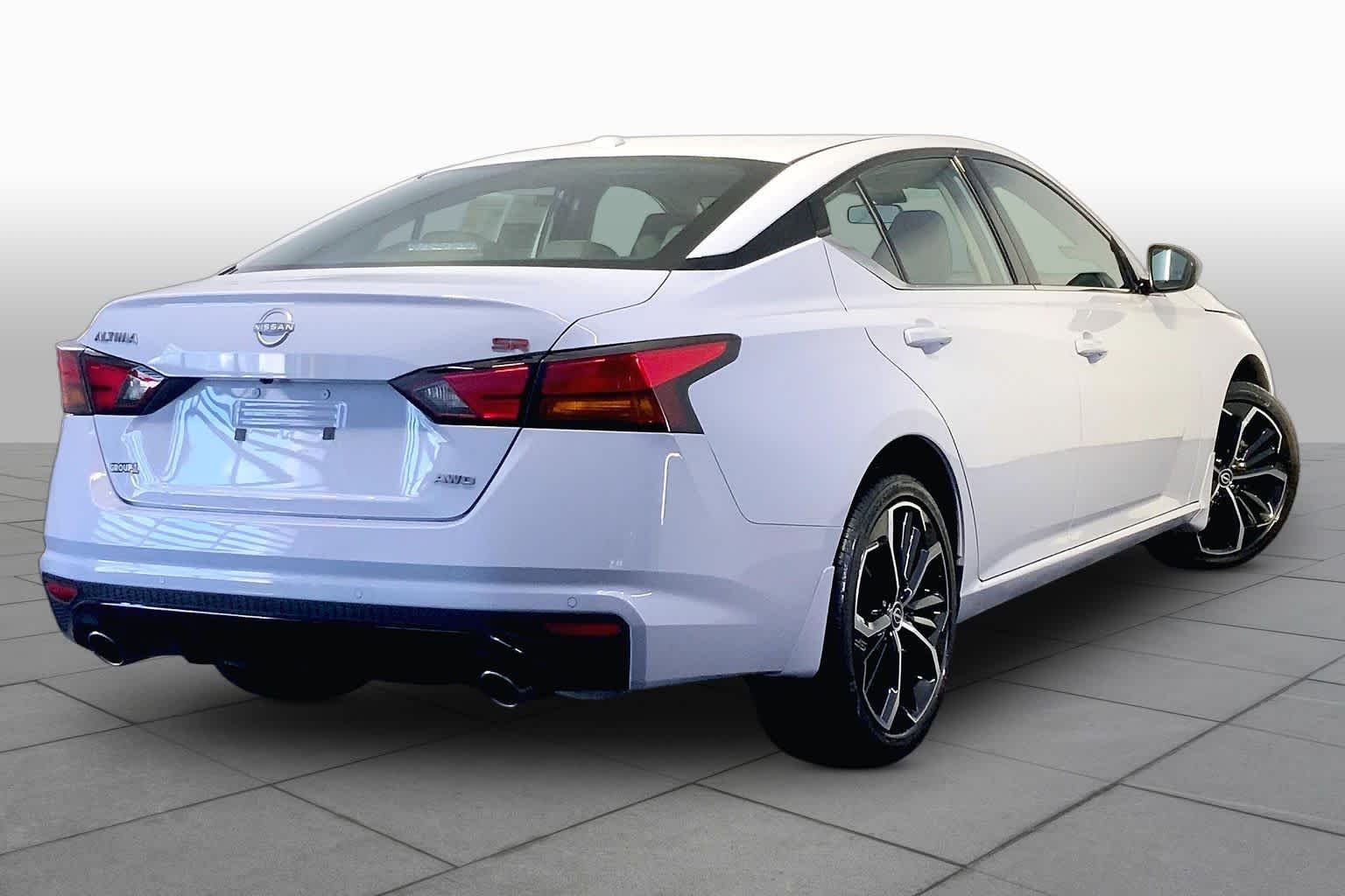 Used 2025 Gray Sky Pearl Nissan SR image 13