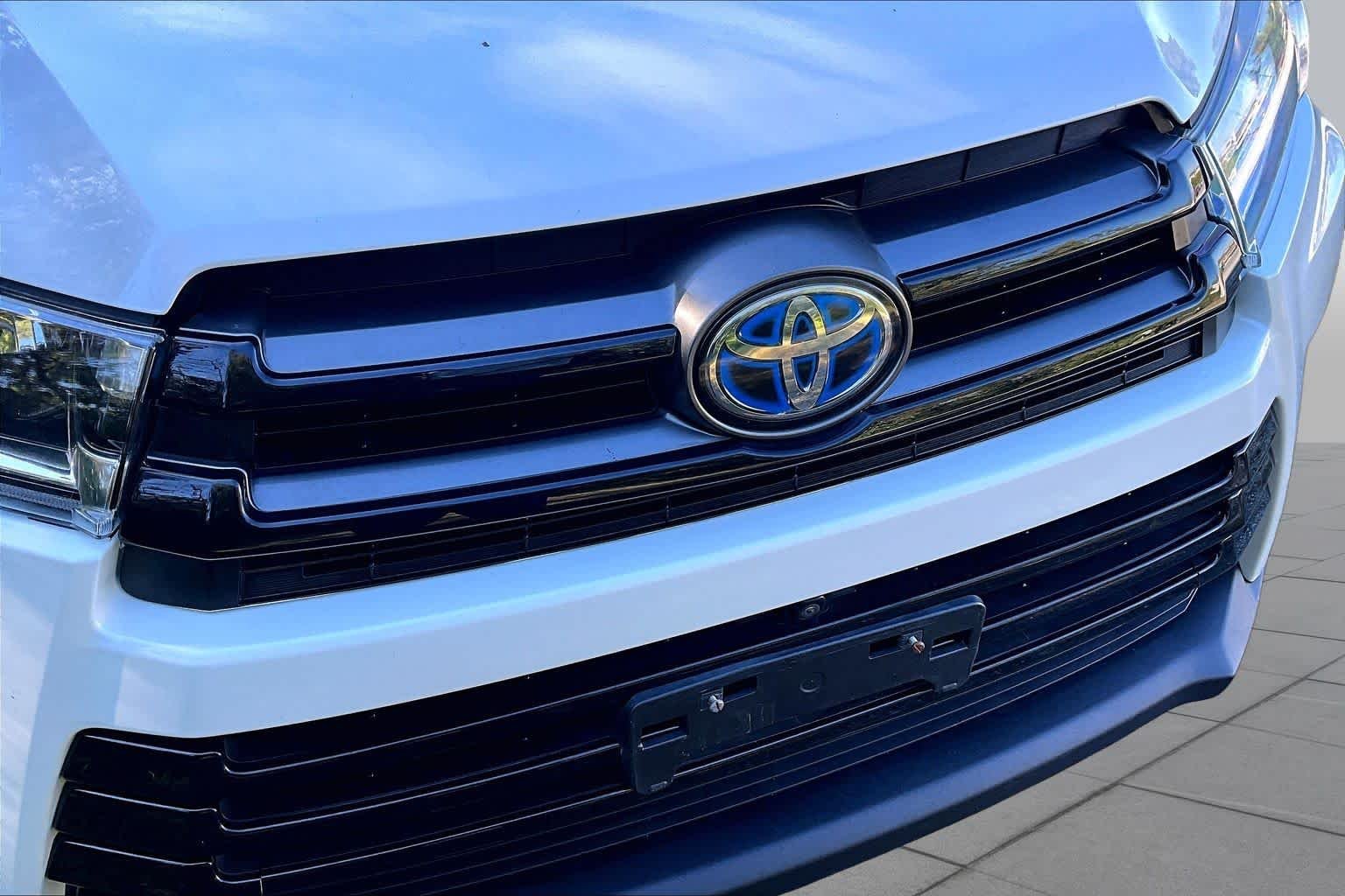 Used 2017 Blizzard Pearl Toyota Hybrid Limited Platinum image 31