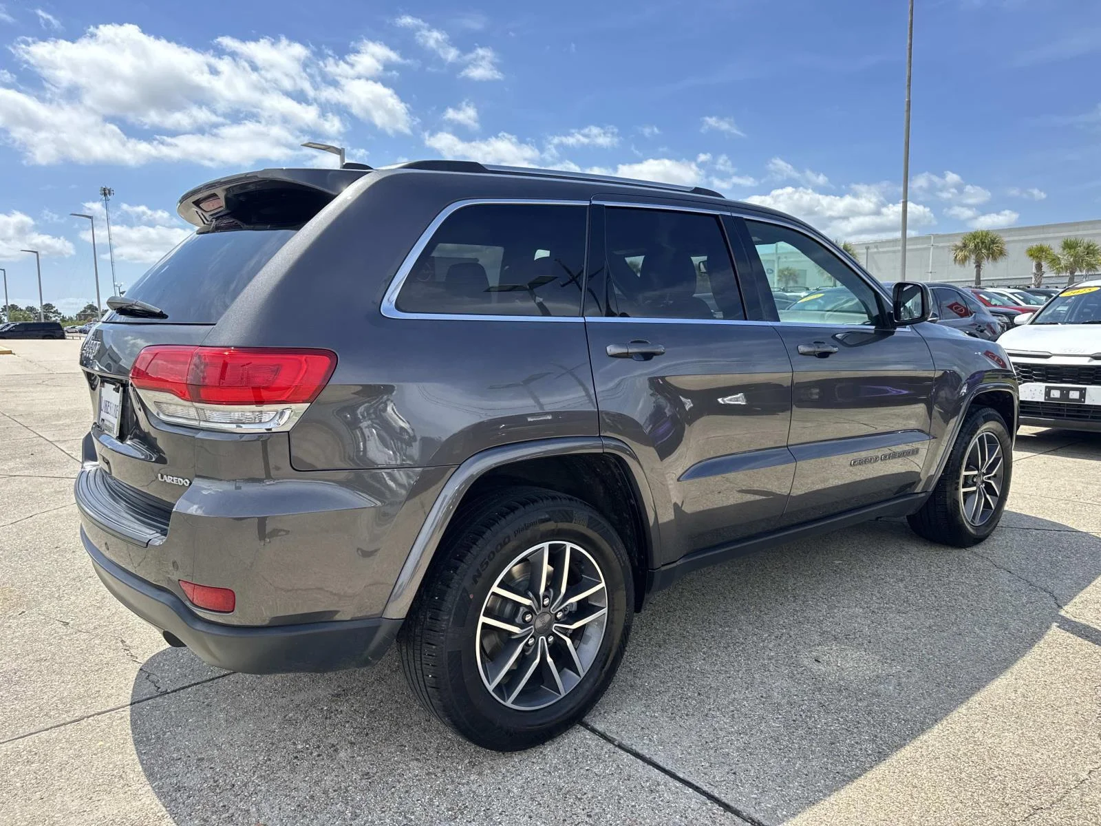 Used 2019 Granite Crystal Metallic Clearcoat Jeep Laredo E 4x2 image 7