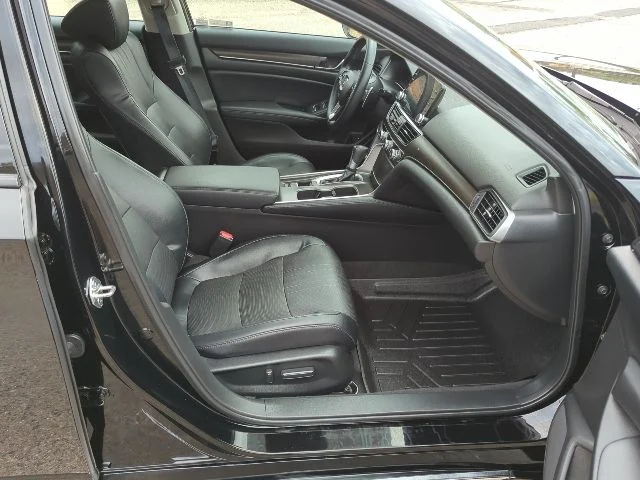 Used 2018  Honda Touring image 19