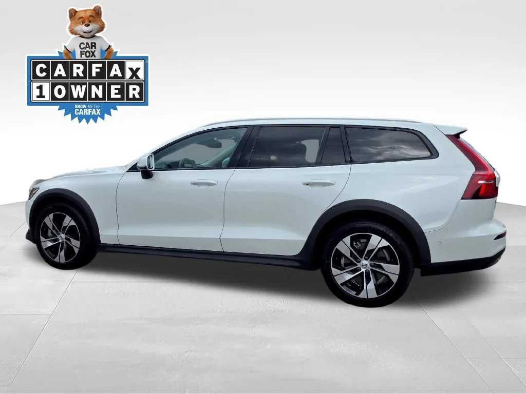 Used 2025  Volvo Plus image 4