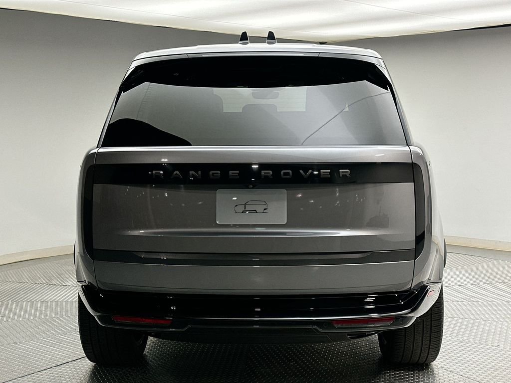 Used 2025  Land Rover SE image 12