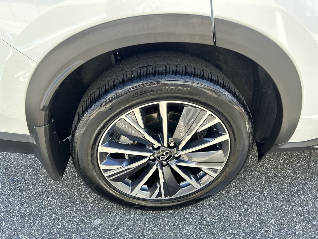 Certified Used 2026 White INFINITI LUXE image 12