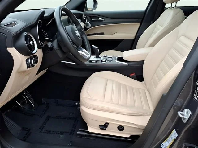 Used 2023  Alfa Romeo Lusso image 16