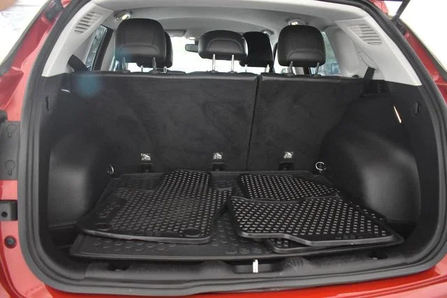 Used 2018 Red Jeep Latitude image 19