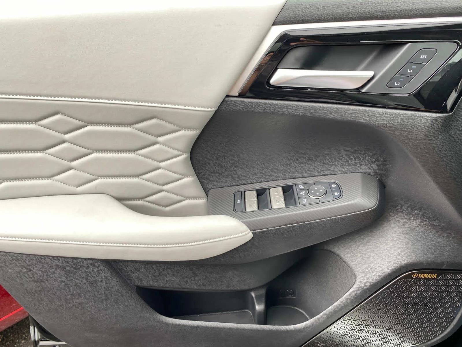 New 2025 Black Diamond/Alloy Silver Roof Mitsubishi Platinum Edition image 18