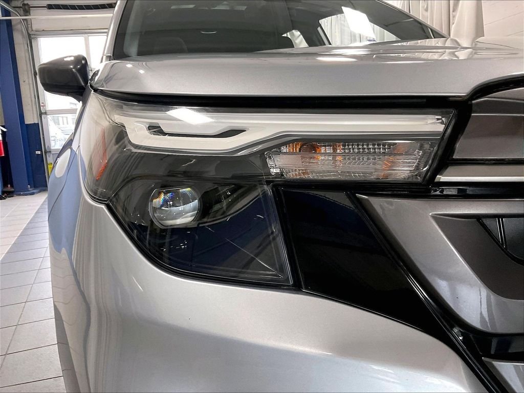Used 2025 Ice Silver Metallic Subaru Premium image 34