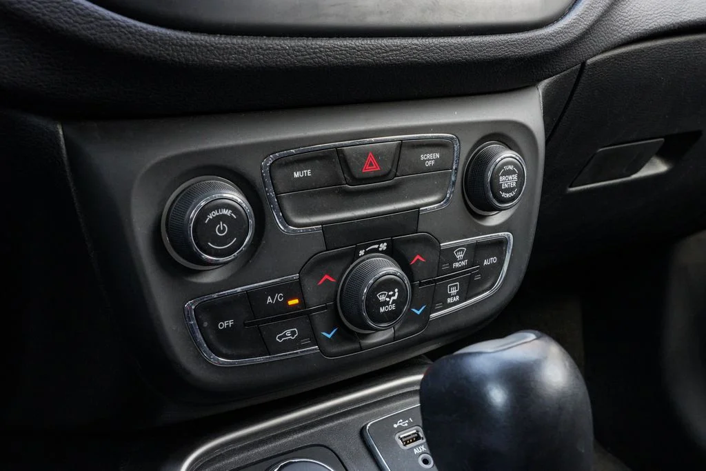 Used 2020 White Jeep Latitude image 30
