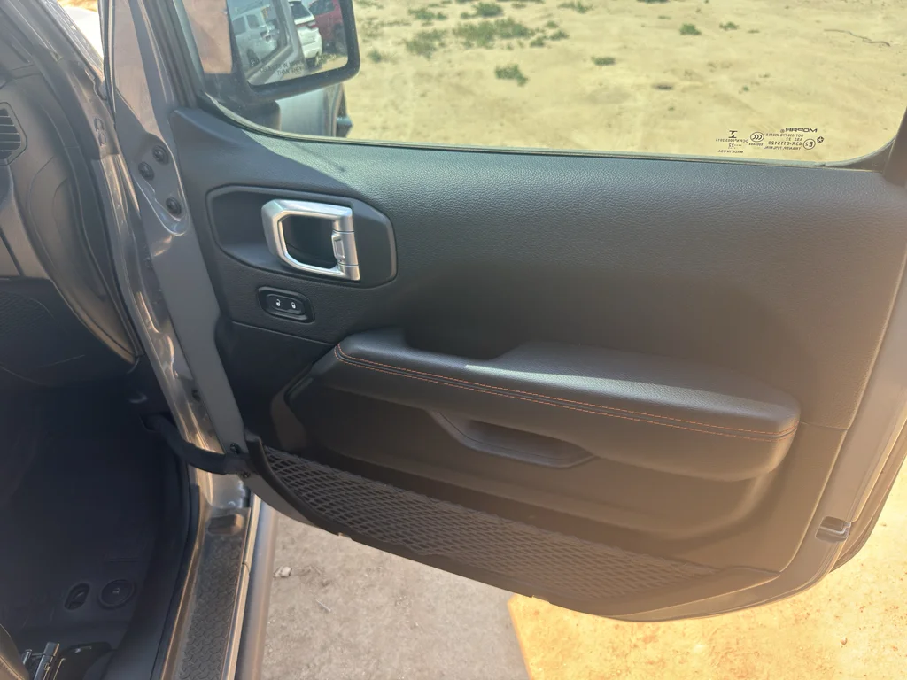 Used 2022 Sting-Gray Clearcoat Jeep Mojave image 13