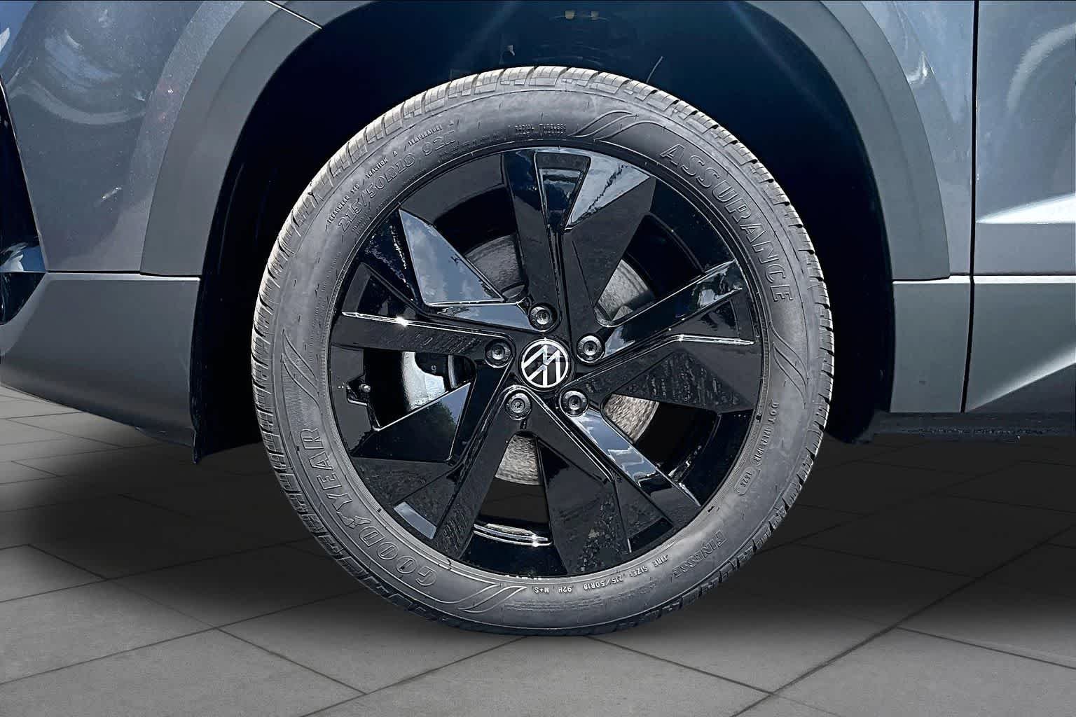 New 2026 Platinum Gray Metallic Volkswagen 1.5T SE image 10