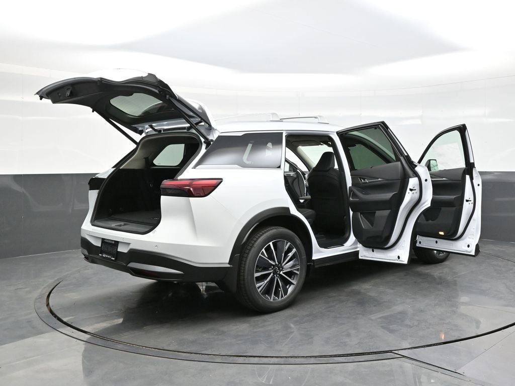 Used 2026 White INFINITI LUXE image 45