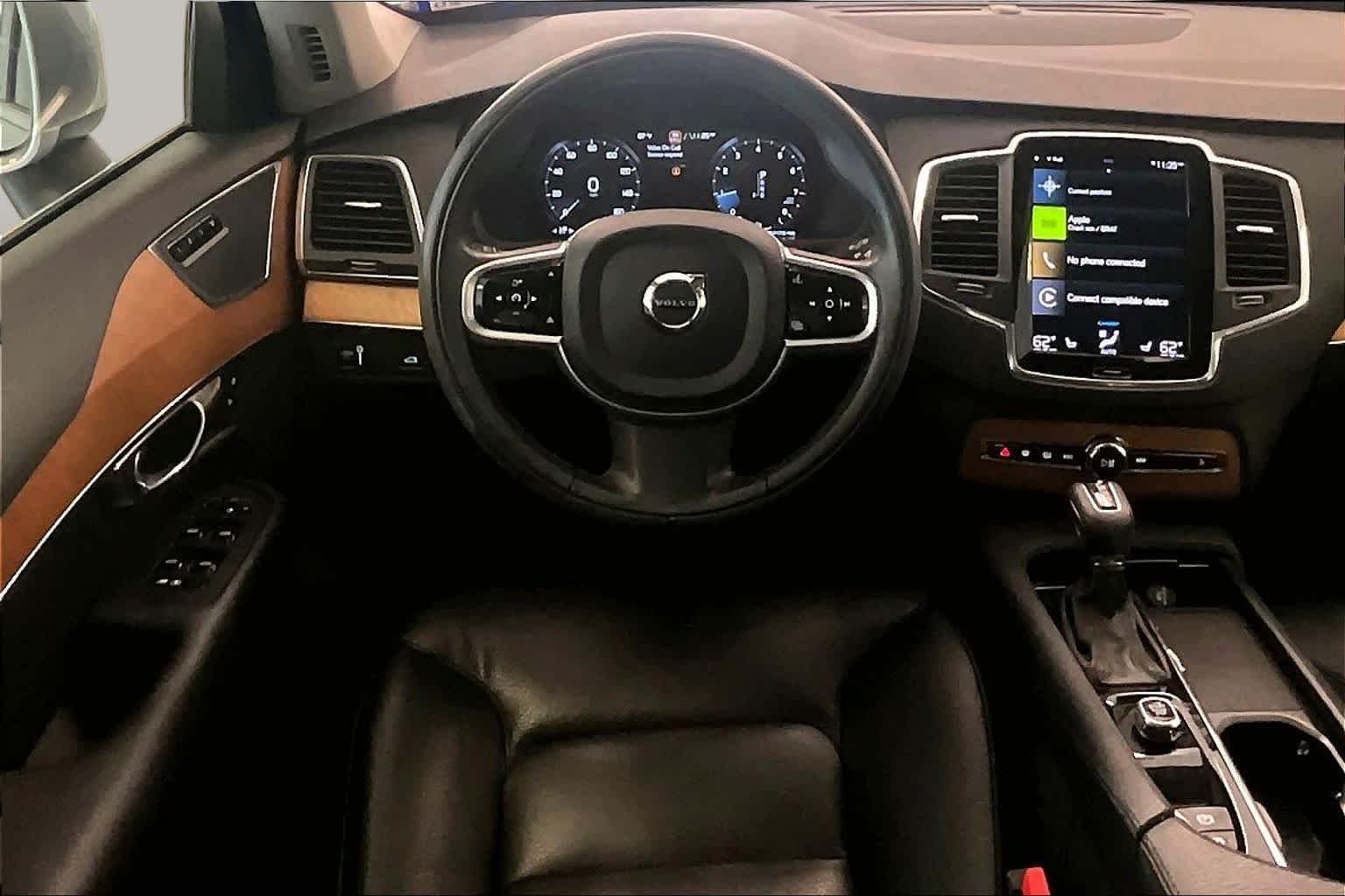 Pre-Owned 2022 Volvo XC90 Momentum