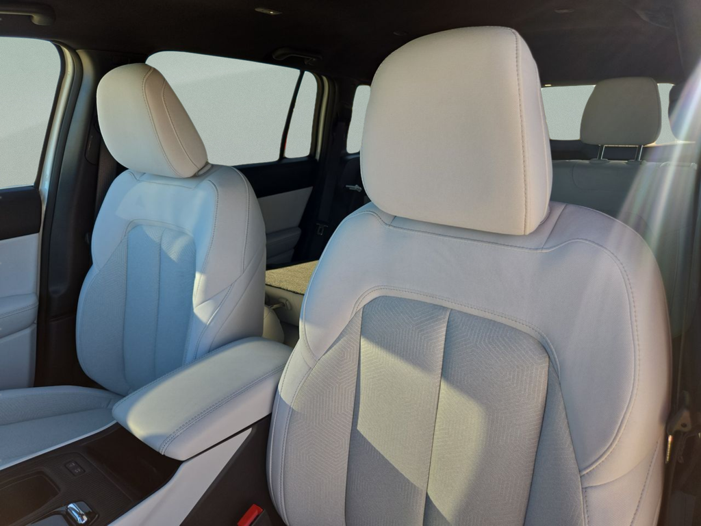 New 2026 Bright White Clear-Coat Exterior Paint Jeep Laredo image 23