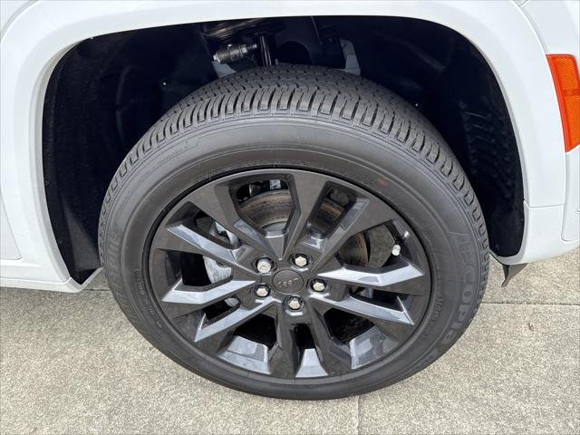 New 2026 Bright White Clear-Coat Exterior Paint Jeep Limited image 12