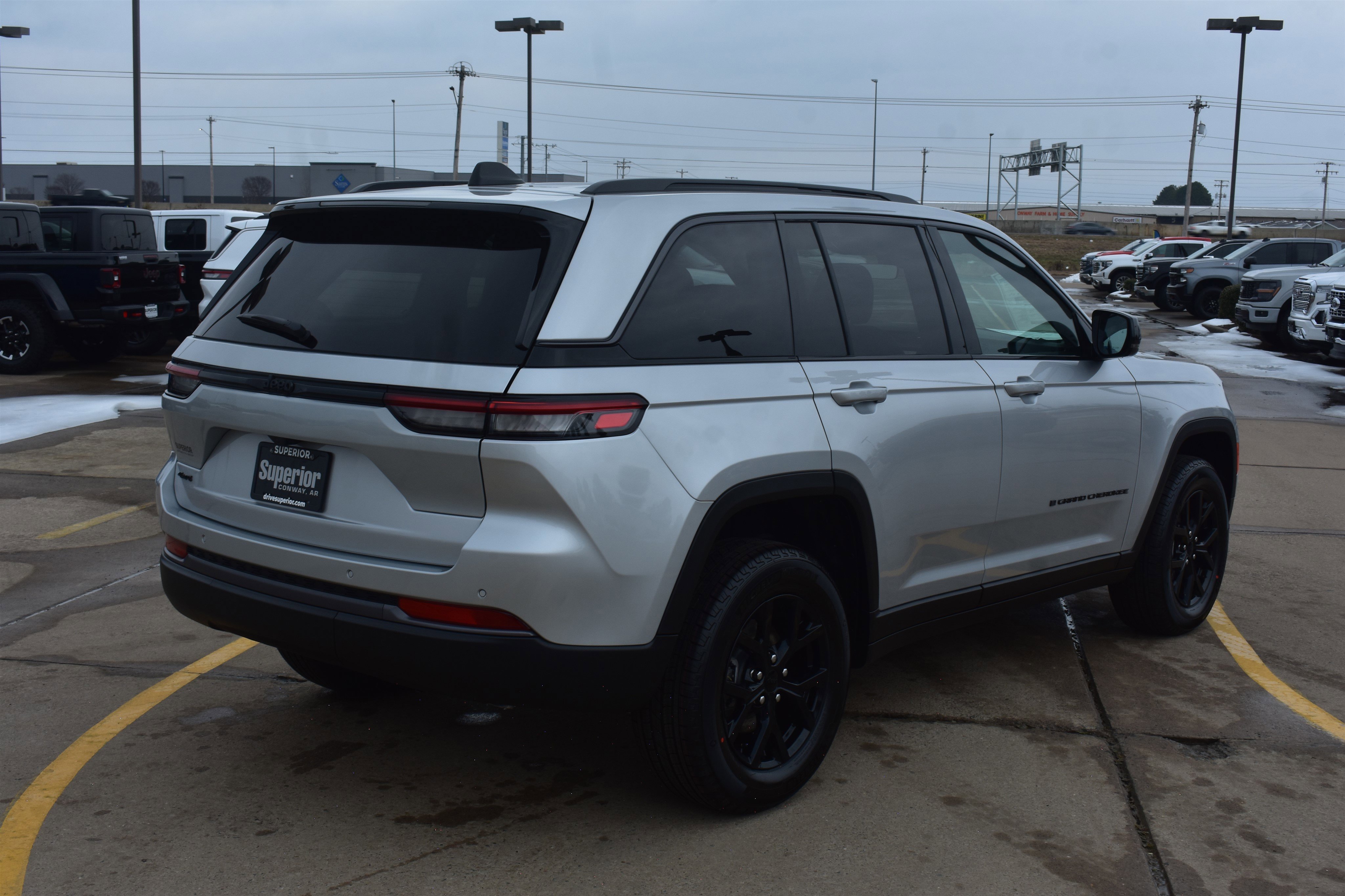 New 2026 Silver Zynith Exterior Paint Jeep Laredo Altitude image 5