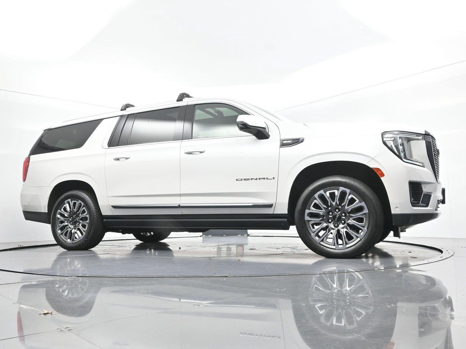 Used 2023 WHITE FROST TRICOAT GMC Denali Ultimate image 48