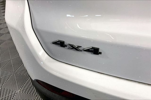 New 2026 Bright White Clear-Coat Exterior Paint Jeep Latitude image 9