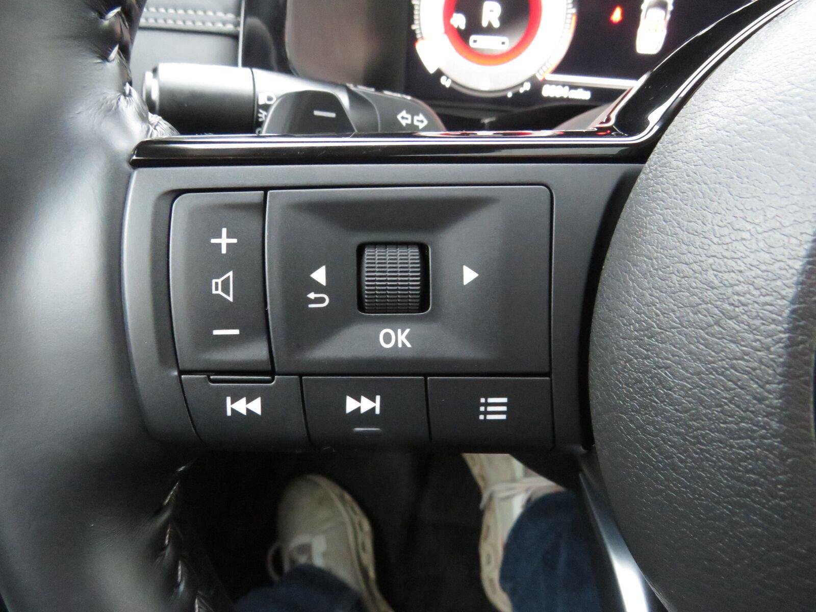 Used 2025 Solid Gray/Super Black Nissan Platinum image 36