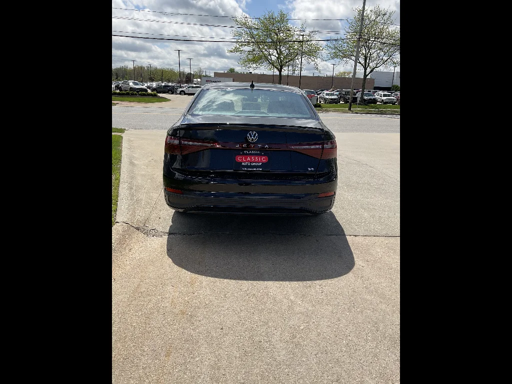 New 2026 Deep Black Pearl Volkswagen SE image 4