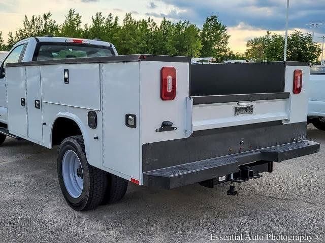 New 2025 Oxford White Ford F-550® XL image 38