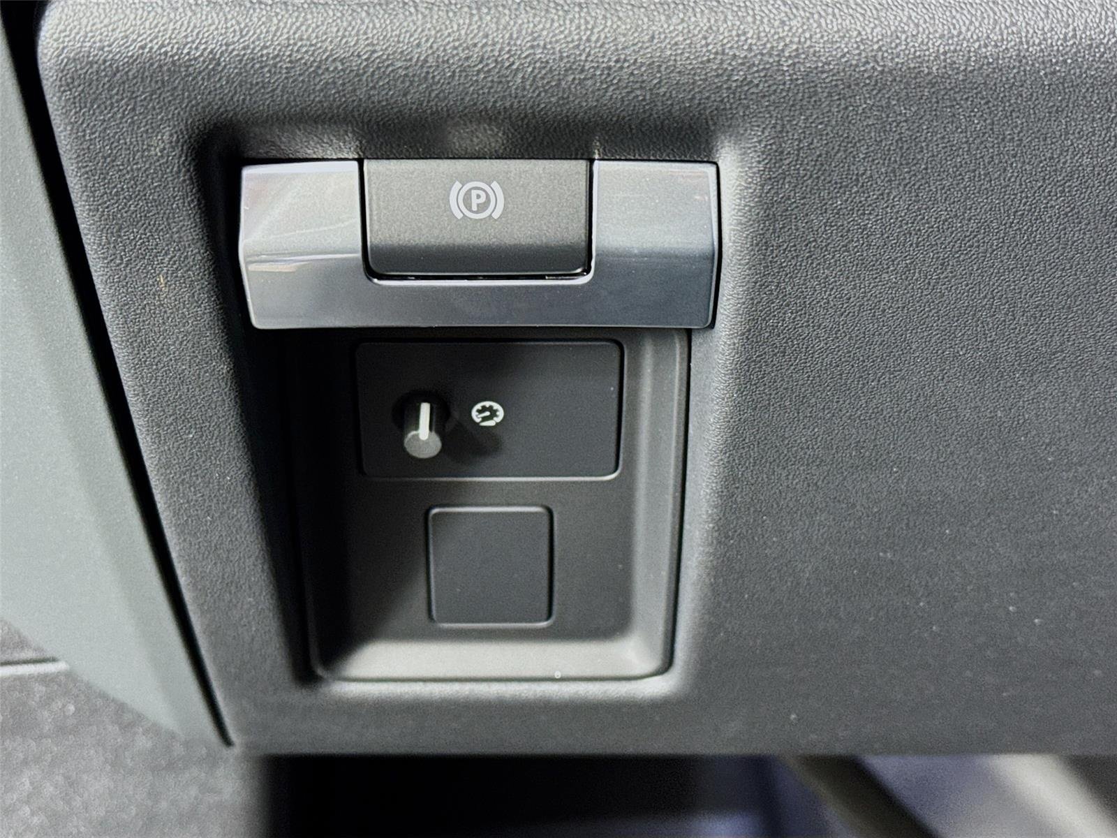 Used 2026 Santorini Black Land Rover X-Dynamic SE image 10