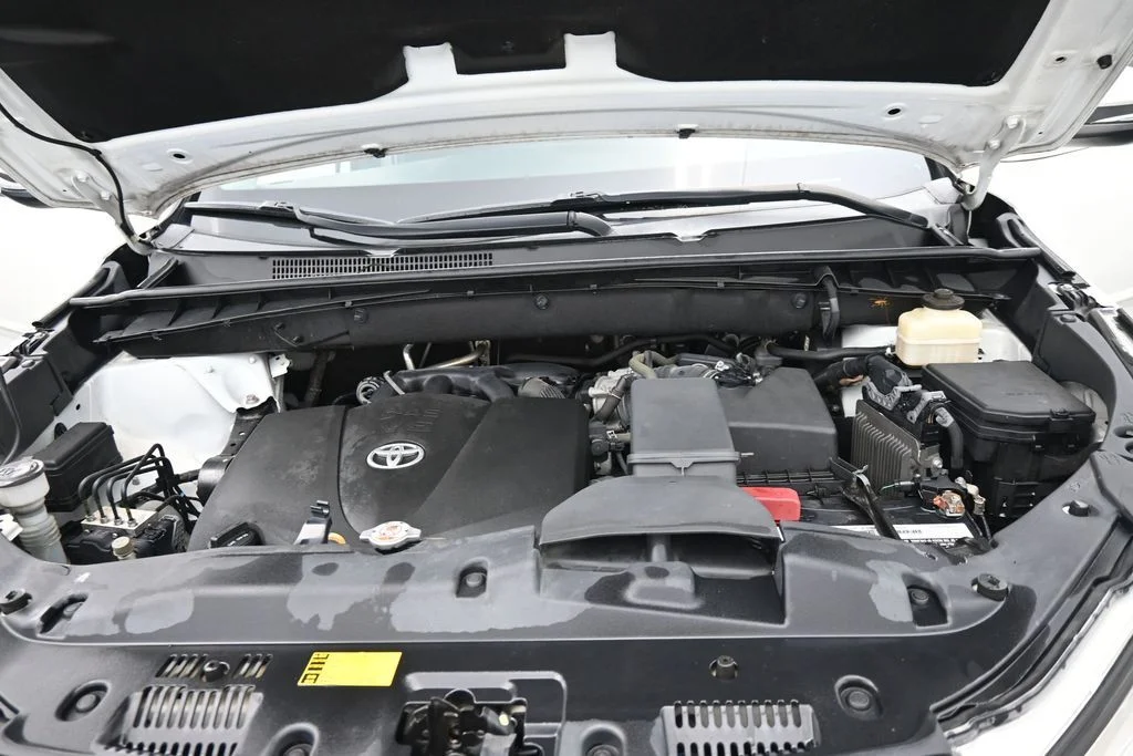Used 2018 White Toyota XLE image 23