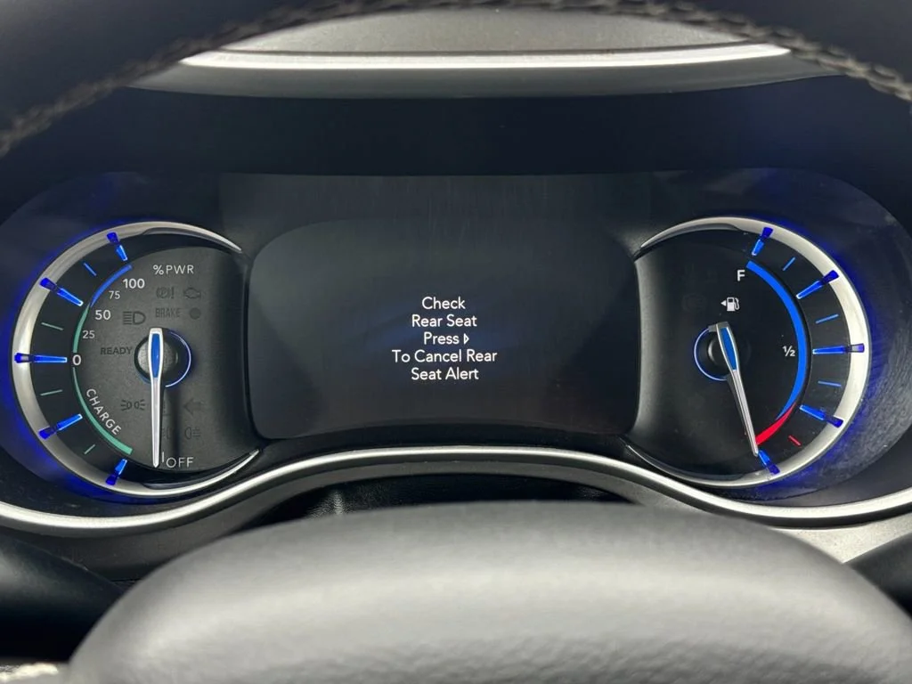 Used 2023  Chrysler Hybrid Touring L image 28