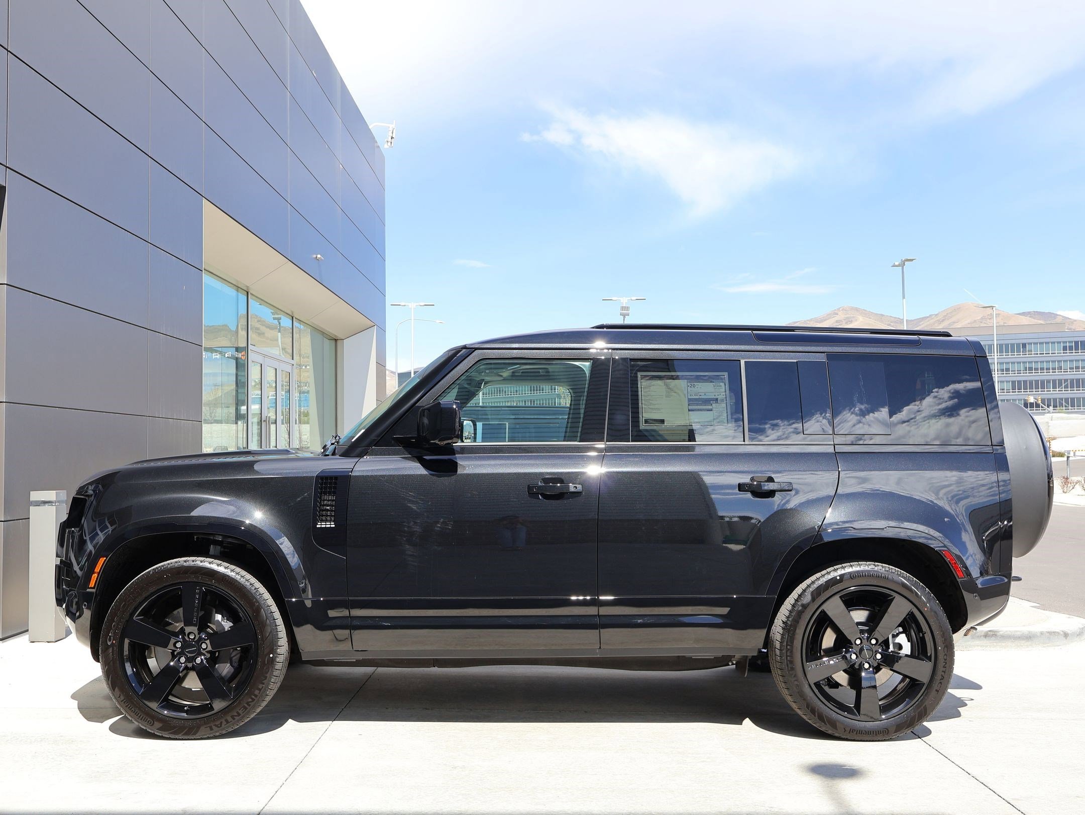 New 2026 Santorini Black LAND ROVER P400 X-Dynamic SE image 9