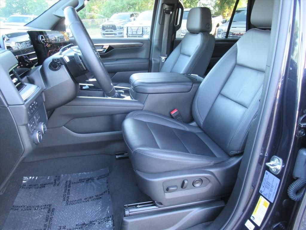 Used 2025 Gray Chevrolet Z71 image 17