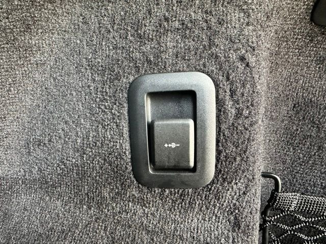 Used 2024 White Land Rover SE image 48
