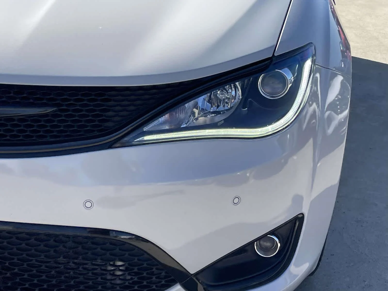 Used 2020 Luxury White Pearlcoat Chrysler Hybrid Limited image 13