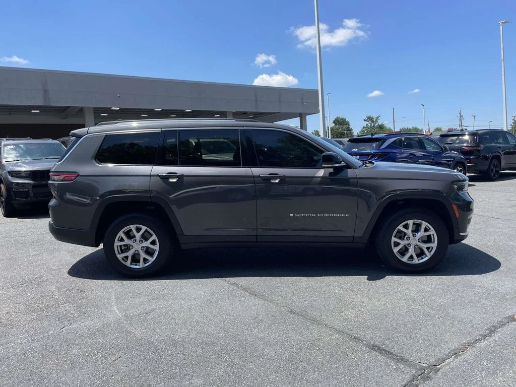 Used 2022 Gray Jeep Limited image 9