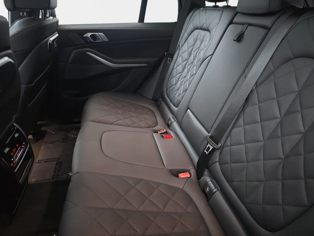 Used 2026 Skyscraper Grey Metallic BMW xDrive40i image 17