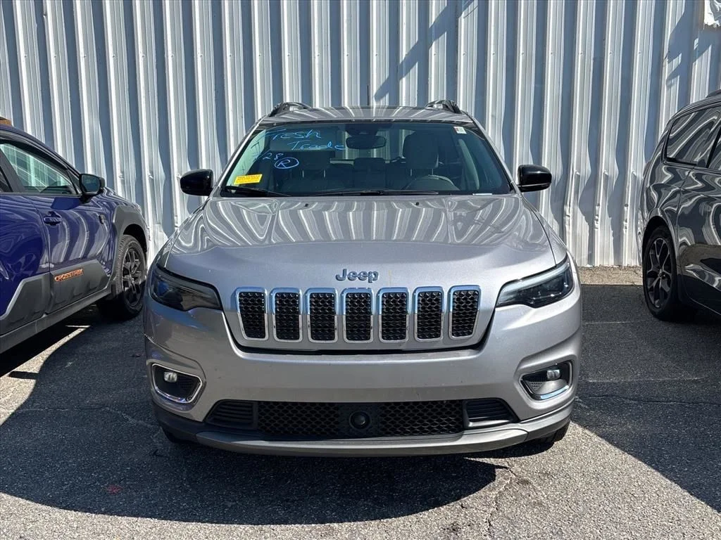Used 2022 Silver Jeep Limited image 3
