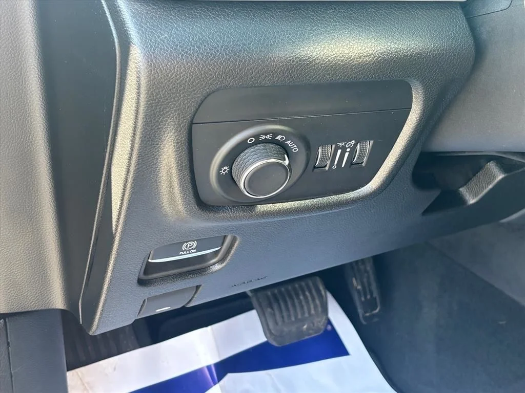Used 2024 Silver Jeep Altitude image 8