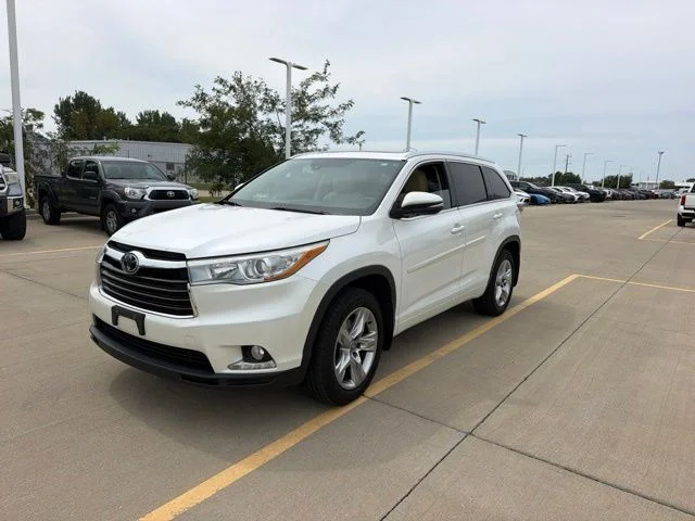 Used 2016 White Toyota Limited Platinum V6 image 3