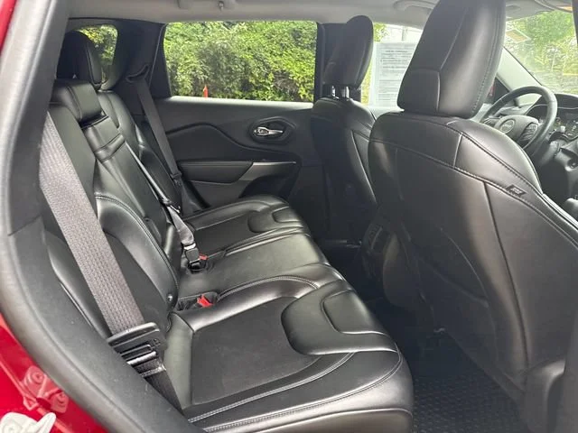Used 2019 Velvet Red Pearlcoat Jeep Latitude Plus image 10