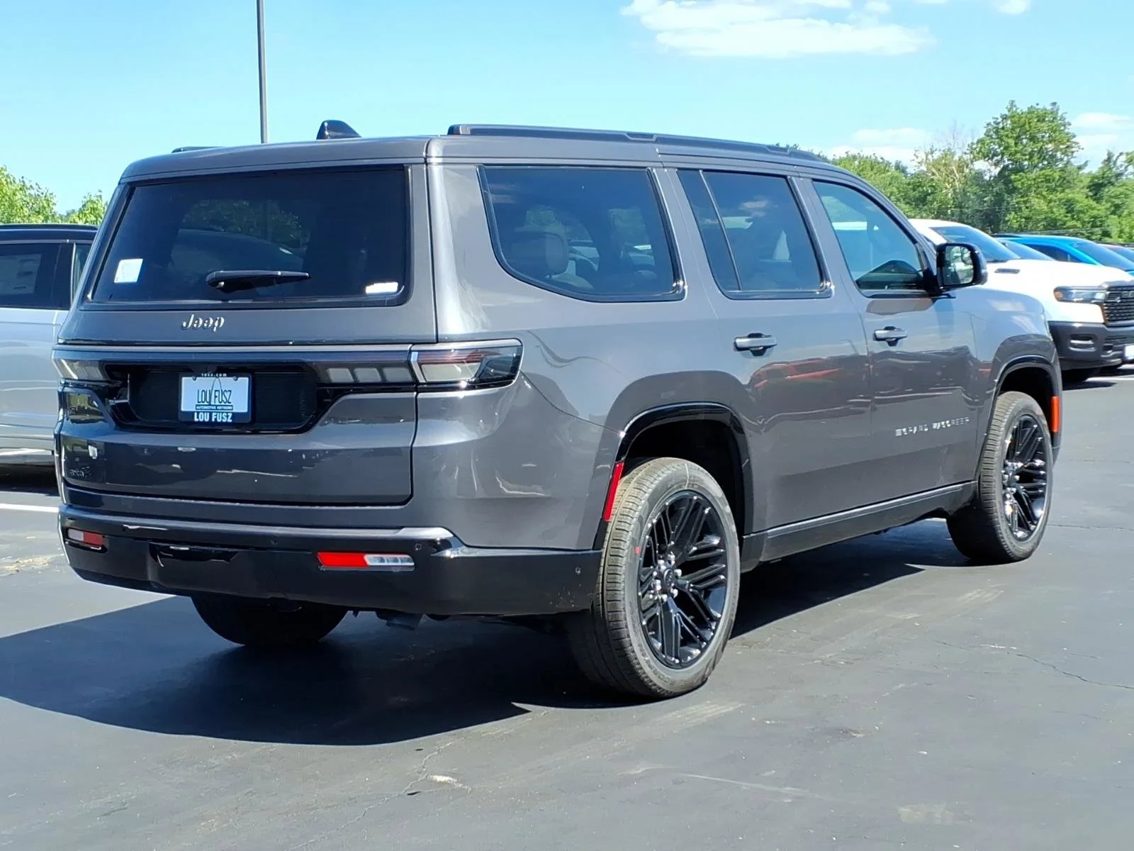 New 2026 Baltic-Gray Metallic Clear-Coat Exterior Paint Jeep Limited Reserve image 19
