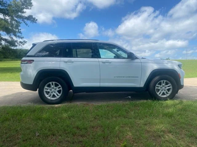 Used 2024 White/off-white Jeep Laredo image 11
