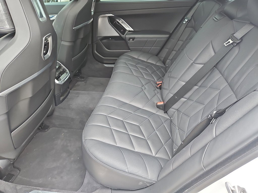 Used 2025  BMW 740i image 16