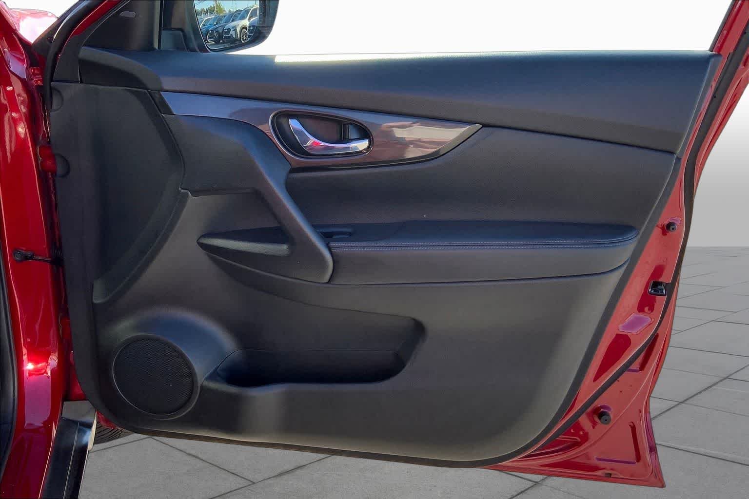 Used 2017 Palatial Ruby Nissan SV image 22